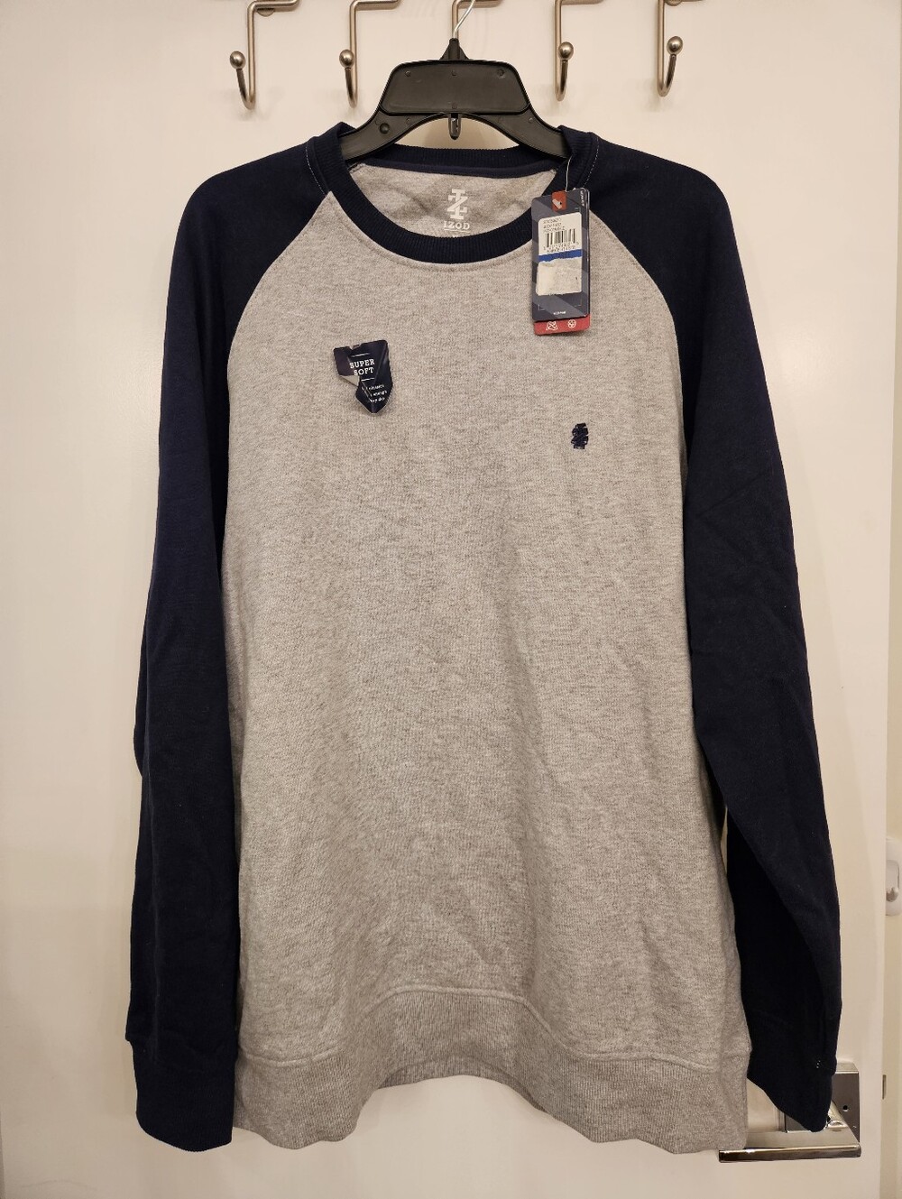 IZOD Mens Performance Raglan Crewneck Sweatshirt XL Gray Navy Super Soft NWT